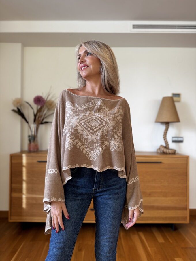 Poncho Bordado