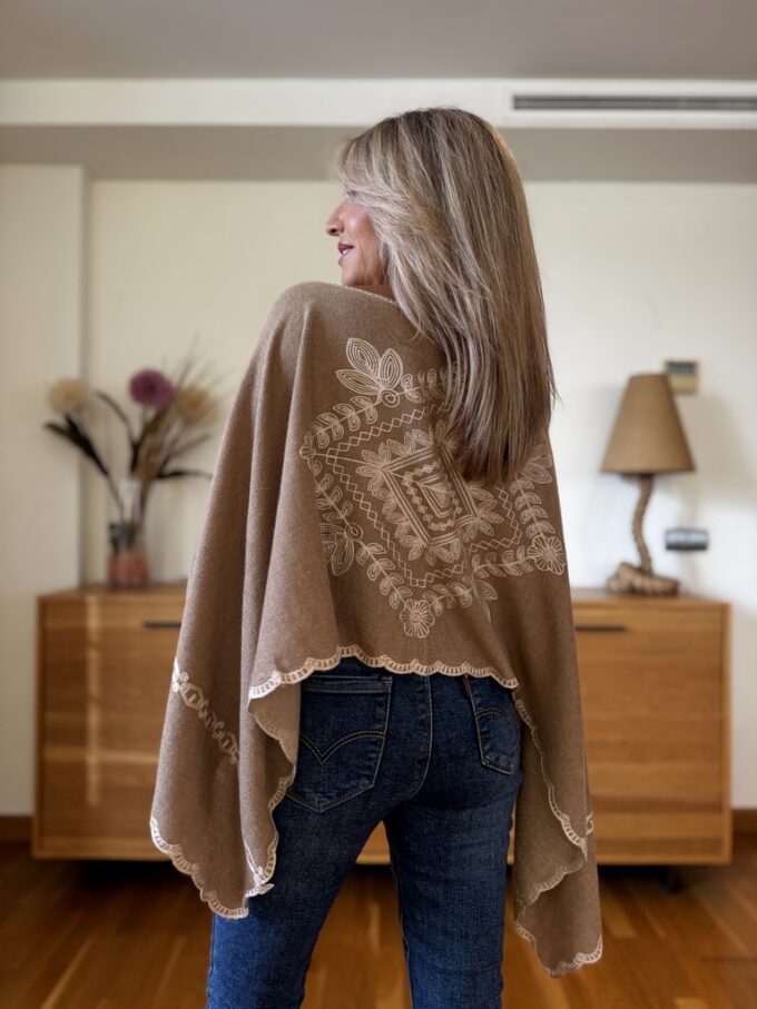Poncho Bordado