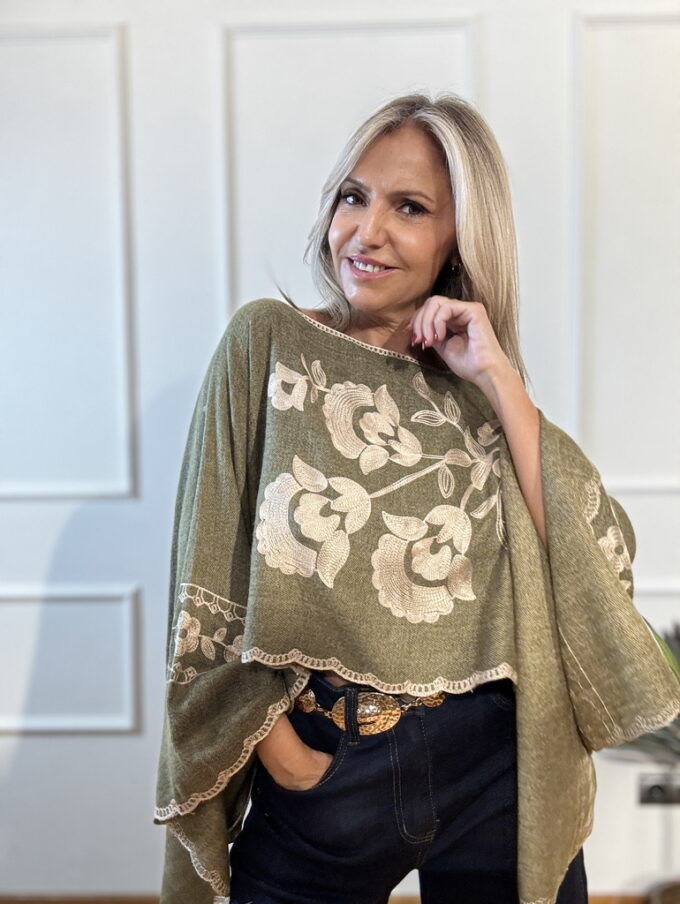 Poncho Bordado