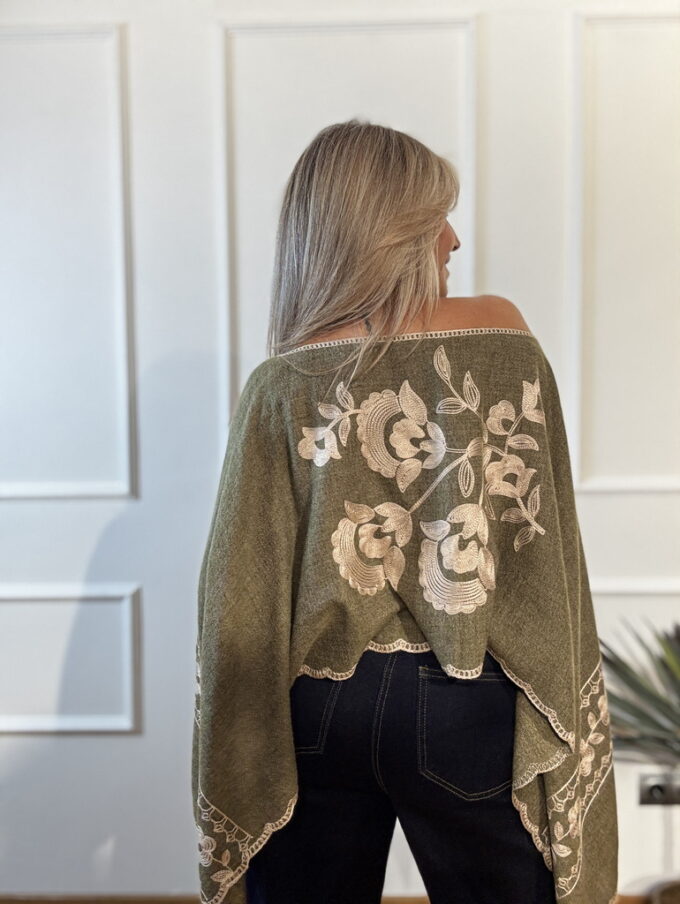 Poncho Bordado