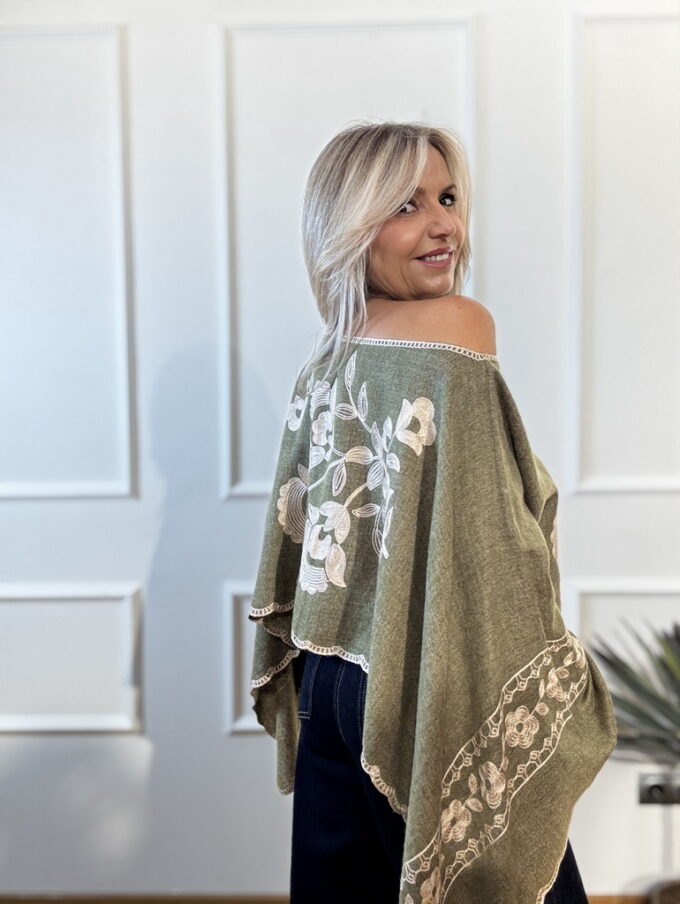 Poncho Bordado