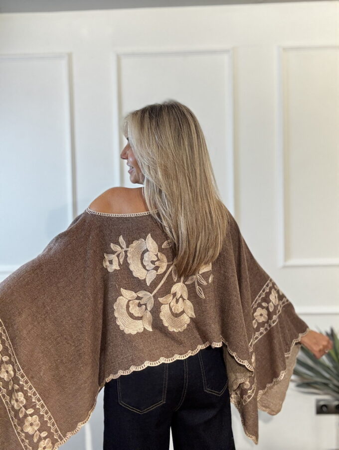 Poncho Bordado
