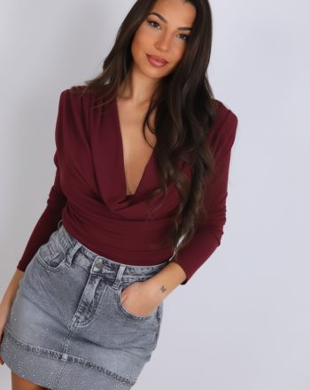 freepik__pon-la-camiseta-en-color-burdeos-y-pon-el-fondo-gr__18297